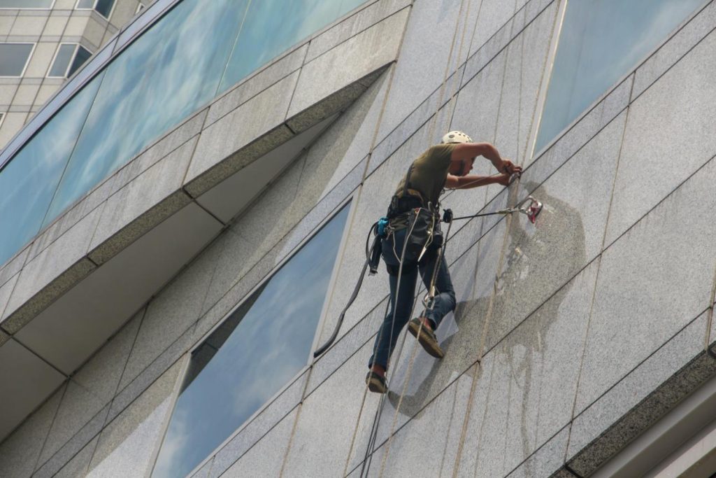 Fensterputzer am Hochhaus